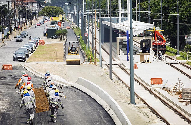 Obras do VLT (Veículo Leve sobre Trilhos) da Baixada Santista, construído por consórcio integrado pela Queiroz Galvão