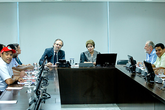 A presidente Dilma Rousseff recebe representantes do MST (Movimento dos Trabalhadores Sem-terra)