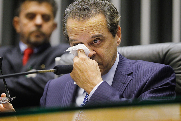 O presidente da Cmara dos Deputados, Henrique Eduardo Alves, chora na ltima sesso da Casa