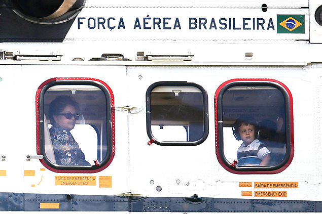 A presidente Dilma Rousseff no helicptero com o neto Gabriel, aps deixar o Palcio da Alvorada 