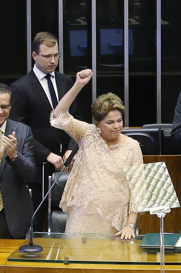 Dilma Rousseff e seu vestido de renda aps a proclamao de sua posse, na Cmara
