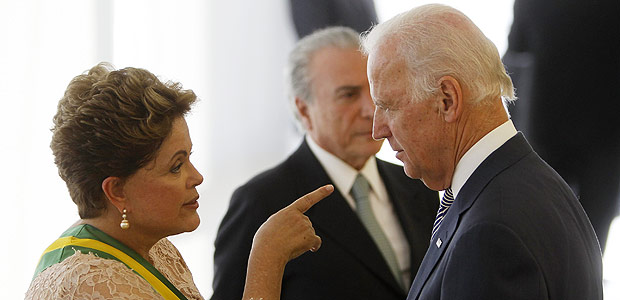 Em encontro no dia de sua posse, Dilma Rousseff cumprimenta o vice-presidente americano Joe Biden 
