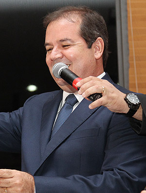 Governador do Acre, Tião Viana toma posse nos primeiros minutos de 2015 para conseguir ir a Brasília acompanhar a cerimônia de Dilma
