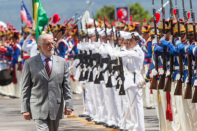 O novo ministro da Defesa, Jaques Wagner, faz revista nas tropas durante cerimonia de transmisso de cargo