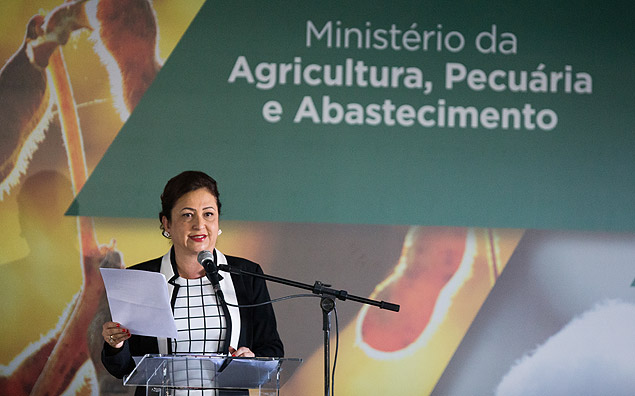 BRASILIA, DF, BRASIL, 05-01-2015: Transmisso de cargo no Ministerio da Agricultura, o ex-ministro Neri Geller passa o cargo para a mnisnistra Katia Abreu (PMDB/TO). (Foto: Sergio Lima Folhapress - PODER)