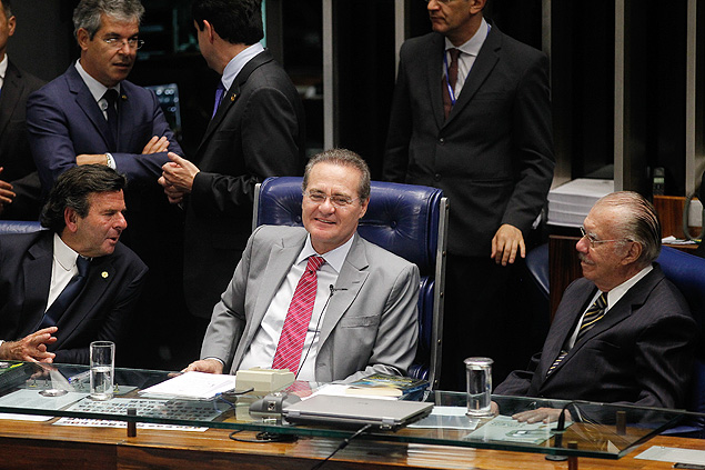 O presidente do Senado, Renan Calheiros (centro), em sesso da Casa