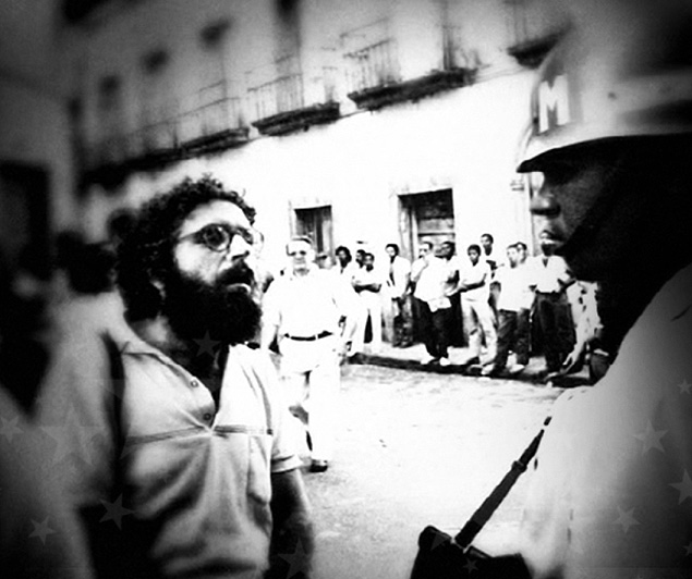 Numa foto dos anos 70 usada em sua campanha, Wagner aparece encarando um militar