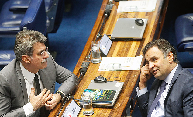 O senador tucano Acio Neves (dir.) convera com Romero Juc (PMDB) durante sesso do Senado em dezembro