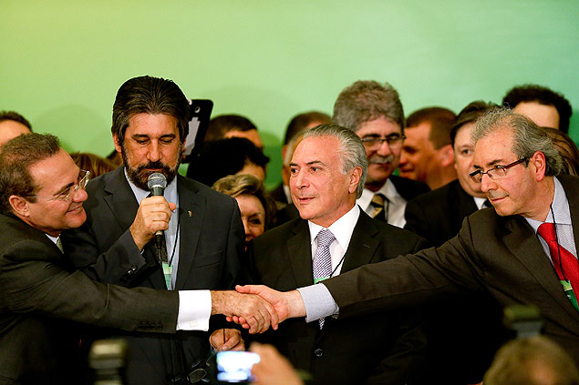O vice-presidente Michel Temer observa Renan Calheiros (esq.) cumprimentar Eduardo Cunha em conveno do PMDB