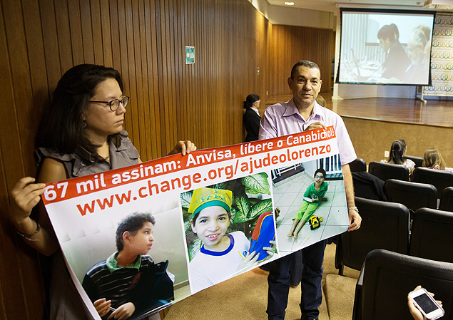 Familiares exibem faixa pedindo a liberação do canabidiol em auditório na sede da Anvisa