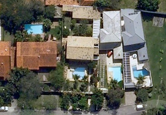 Vista area da piscina na casa de Paulo Roberto Costa 