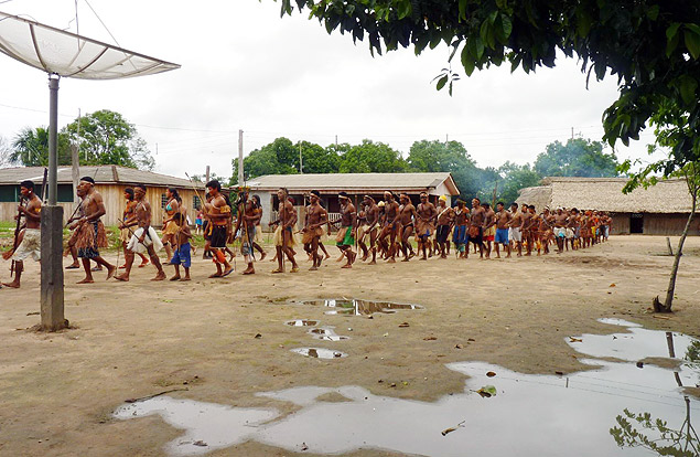 Índios na aldeia Kururuzinho, na terra indígena Kaiabi, na divisa entre o Mato Grosso e o Pará