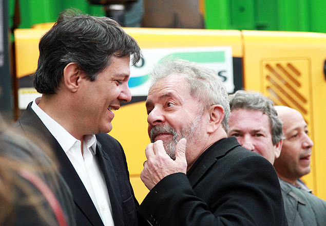O ex-presidente Lula conversa com o prefeito Fernando Haddad em evento em SP, em 2014