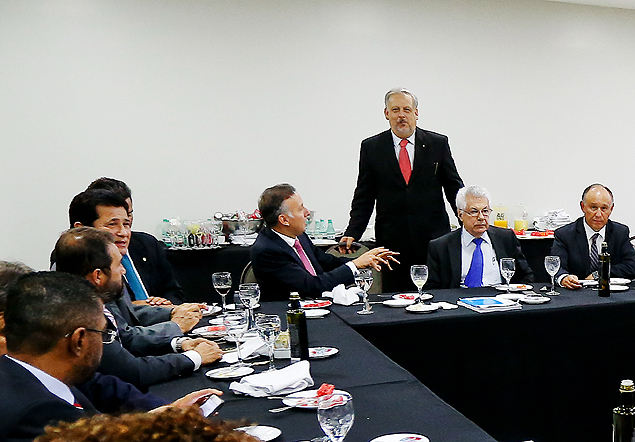 O petista deputado Arlindo Chinaglia (sentado à dir., de gravata azul) em reunião com ministros e aliados