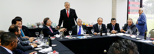 Arlindo Chinaglia ( direita, sentado) participa de almoo com ministros e siglas aliadas