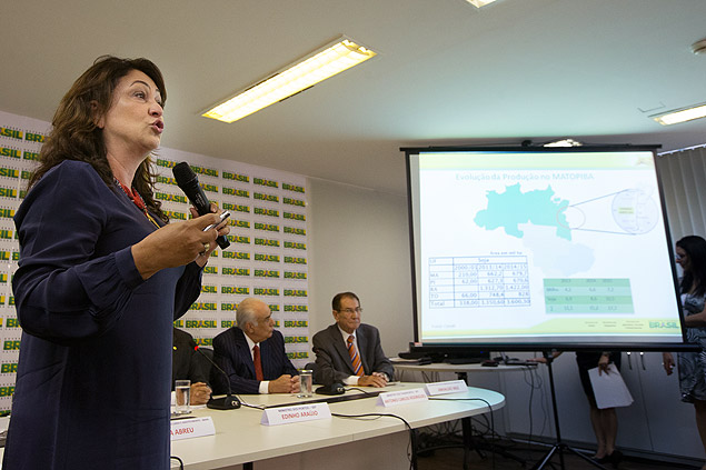 A ministra da Agricultura, Kátia Abreu, em apresentação sobre escoamento de safra
