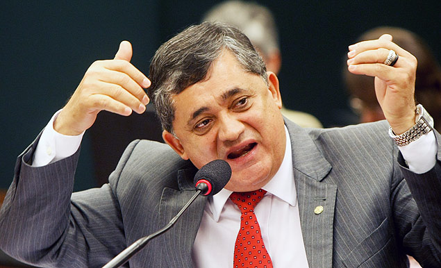 Líder do governo na Câmara, José Guimarães (PT-CE), acusou senadores do PT contrários ao ajuste fiscal de de fazer "firula"