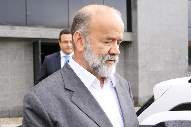O tesoureiro do PT, João Vaccari Neto, deixa a sede da PF em São Paulo após prestar depoimento