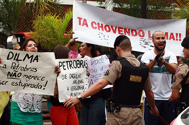 Grupo de manifestantes protesta contra o PT na porta da festa de comemorao do aniversrio do partido, em Belo Horizonte