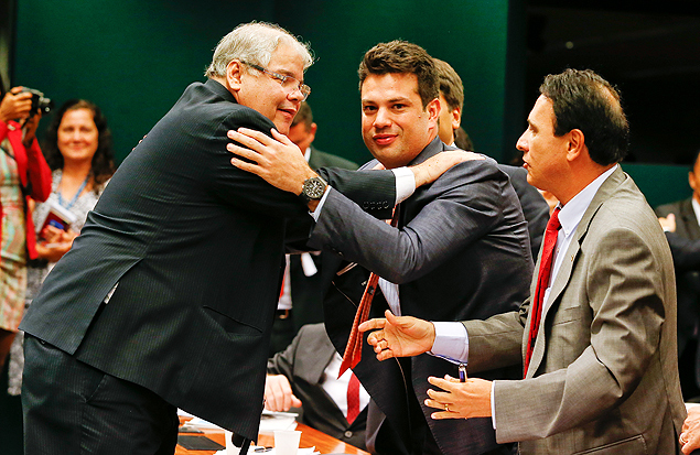 O deputado Leonardo Picciani (PMDB-RJ, ao centro), durante votao que o elegeu lder do partido na Cmara