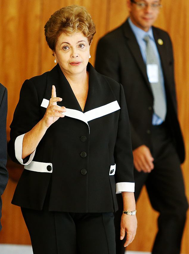 Dilma Rousseff após cerimônia de entrega de credenciais a embaixadores, no Palácio do Planalto