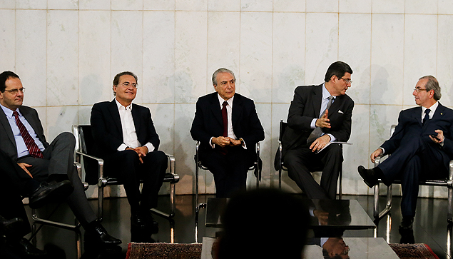 Os ministros Nelson Barbosa (Planejamento) e Joaquim Levy (Fazenda, ambos de azul) com Michel Temer (ao centro) e os presidentes da Cmara, Eduardo Cunha ( dir.), e do Senado, Renan Calheiros