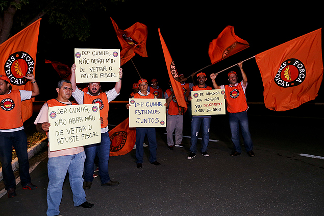 Manifestantes protestam contra ao ajuste fiscal em encontro de ministros com o PMDB