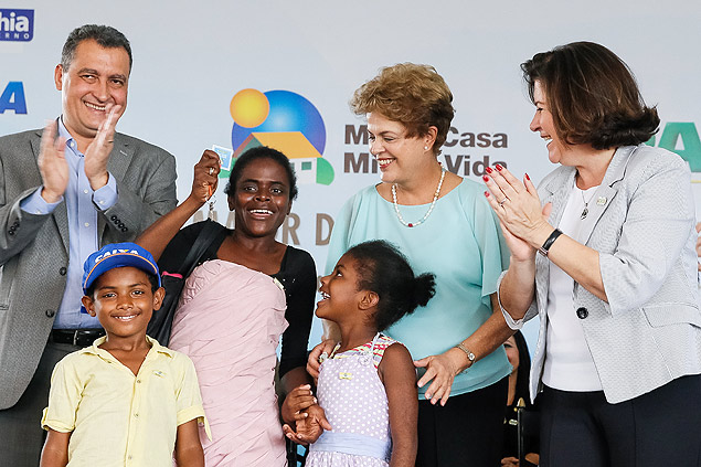 Rousseff participated in a ceremony to mark the handover of social housing in Feira de Santana, in Bahia