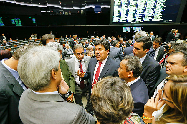 Parlamentares conversam no plenário da Câmara durante sessão que votou barreira à criação de novos partidos