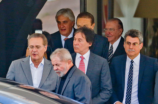 Ao lado de Renan Calheiros (à esquerda), Lula deixa reunião com senadores do PMDB