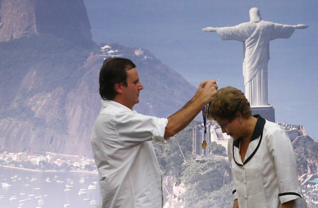 Eduardo Paes awards Dilma Roussef with a commemorative medal to mark Rio de Janeiro's 450th anniversary, March 1