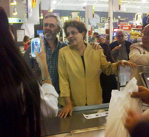 Dilma Rouseff posa para fotos em supermercado de Montevidu, no Uruguai