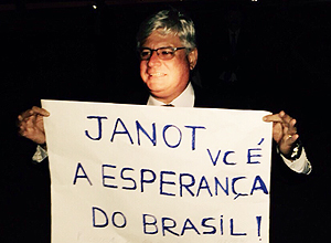 Janot segura cartaz entregue por manifestantes (Divulgação/Movimento Limpa Brasil) Janot segura cartaz entregue por manifestantes (Divulgação/Movimento Limpa Brasil)