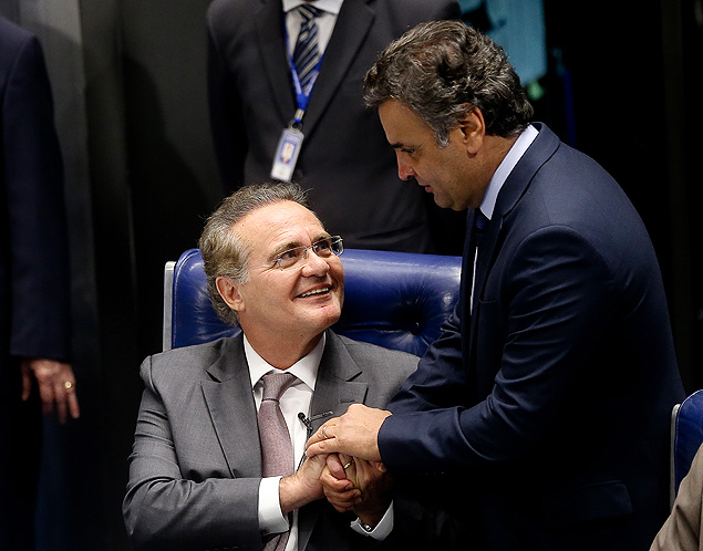 Acio Neves (PSDB-MG) cumprimenta Renan Calheiros no Senado aps devoluo da Medida Provisria