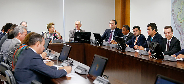 O ministro Pepe Vargas, à direita de Dilma, em reunião com líderes da base aliada, no Planalto