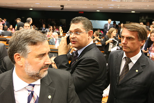 O deputado Sstenes Cavalcante (PSD-RJ) entre Paulo Pimenta (PT-RS) e Jair Bolsonaro (PP-RJ)