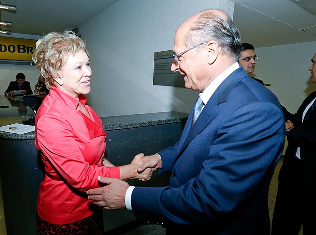 A senadora Marta Suplicy (PT-SP) cumprimenta o governador de SP, Geraldo Alckmin, após reunião com senador José Serra (PSDB-SP)