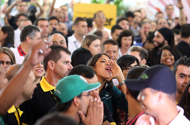 Expositores e trabalhadores do Salo Internacional da Construo vaiam Dilma Rousseff na chegada da presidente ao evento, em So Paulo.