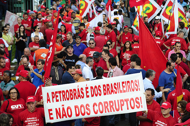 Protesto em Canoas, regio metropolitana de Porto Alegre, em defesa da Petrobras e da democracia