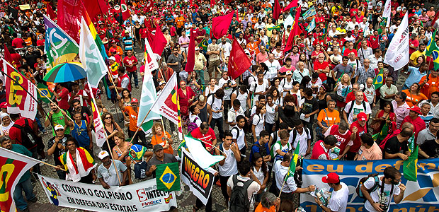Rio de Janeiro, RJ, BRASIL. 13 -03- 2015; Manifestacao pro governo e pro Petrobras reuniu por volta de 1.500 pessoas na Cinelandia. (Foto: Ricardo Borges/Folhapress ) *** EXCLUSIVO FOLHA ***