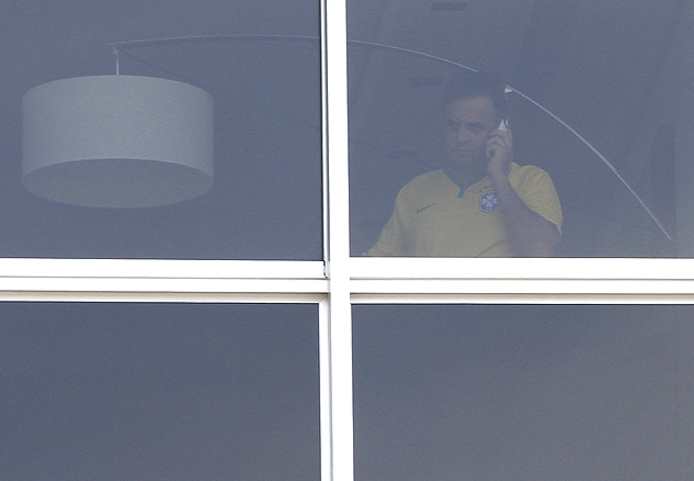 Senador Aécio Neves aparece falando ao telefone na janela de seu apartamento na Avenida Vieira Souto em Ipanema