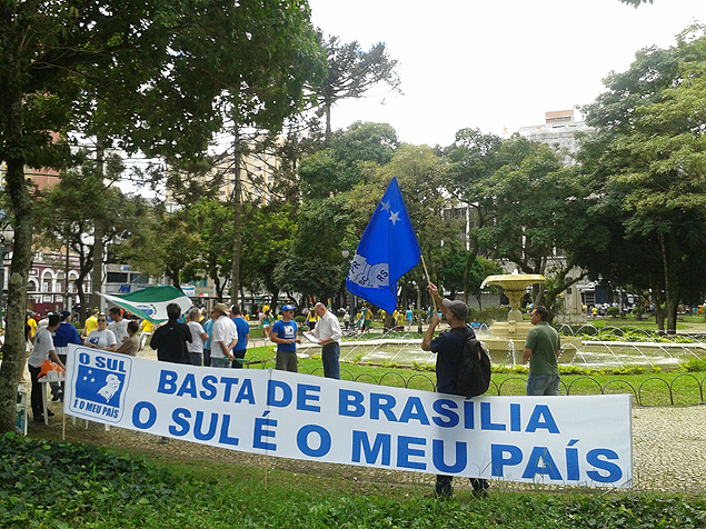 Integrantes do movimento "O Sul é Meu País" exibem faixa que defende a separação da região