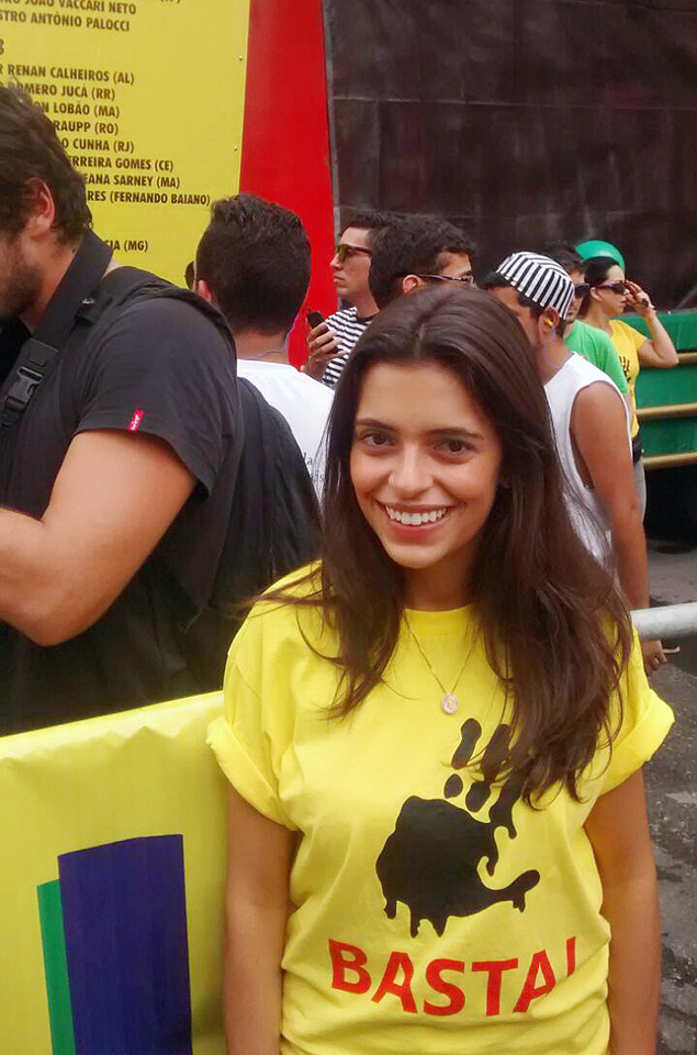 Ana Claudia Maffei, que ficou conhecida como a "musa da derrota" após ser fotografada chorando quando Aécio Neves perdeu a eleição