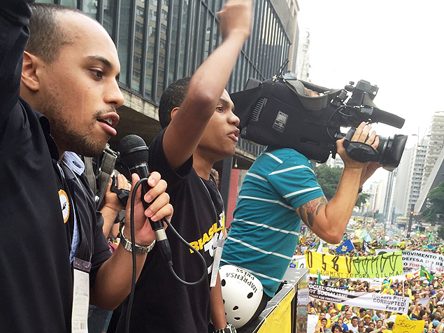Fernando Holiday (de braço erguido) no protesto de 15 de março de 2015