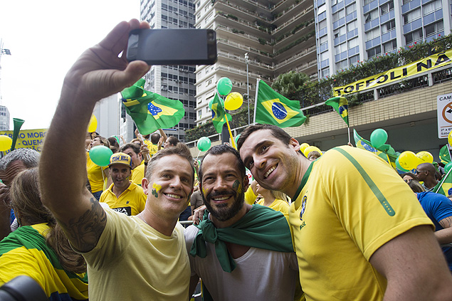 Ator Malvino Salvador tira foto com fãs durante protesto contra o governo Dilma