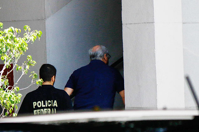 O ex-diretor da Petrobras Renato Duque, chega à sede da Polícia Federal no Rio após ser preso nesta segunda