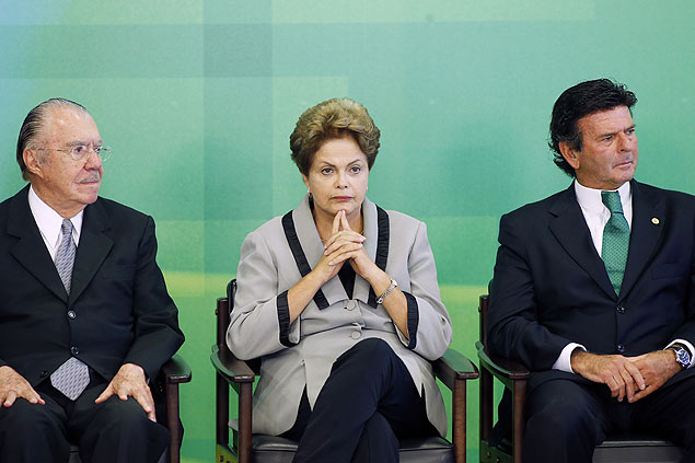 A presidente Dilma Rousseff com o ex-presidente José Sarney (à esq.) e o ministro Luiz Fux, do STF
