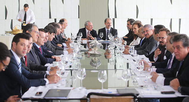 O vice-pres. Michel Temer (ao centro,  esq.) em caf da manh com ministros e parlamentares da base