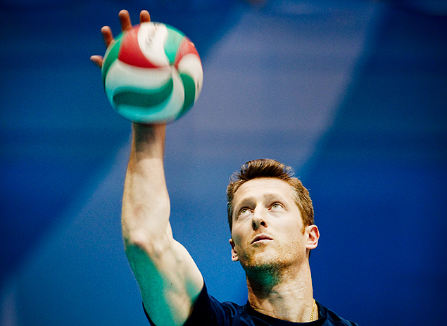 Gustavo Endres durante treinamento da equipe masculina de voleibol