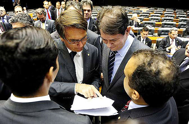 O ministro da Educao, Cid Gomes ( dir.), durante sesso em que foi convocado na Cmara 